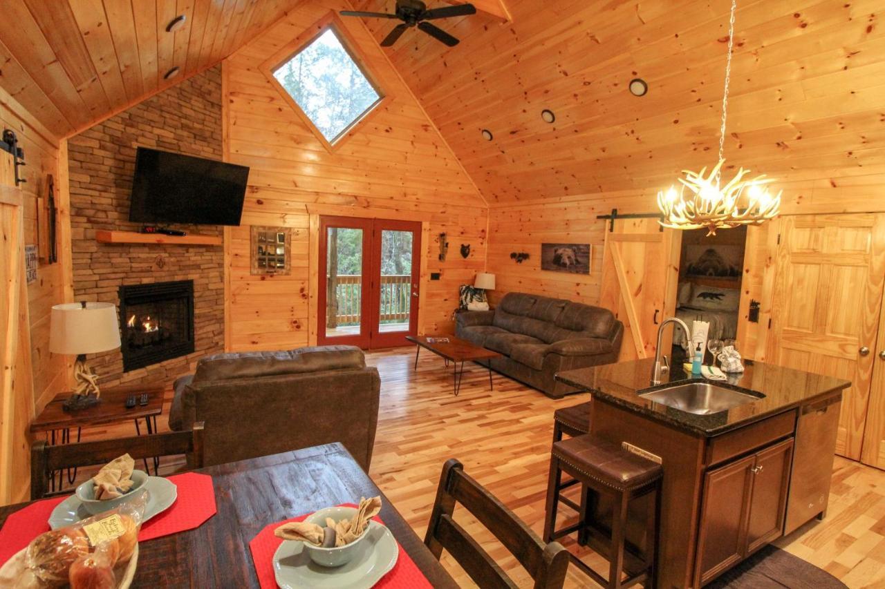 210 Cubs In The Treetops - Luxurious Cabin In Гетлинбург Екстериор снимка