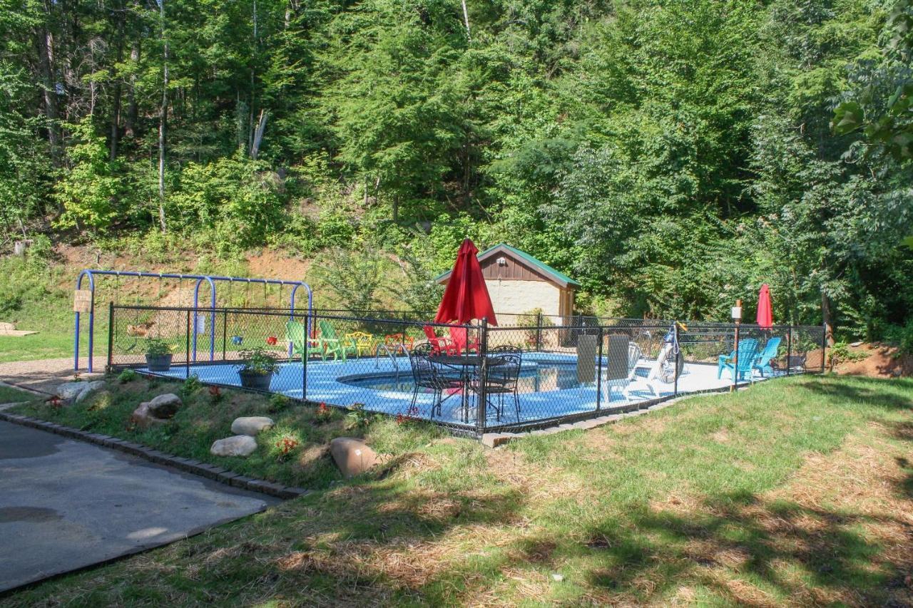 210 Cubs In The Treetops - Luxurious Cabin In Гетлинбург Екстериор снимка